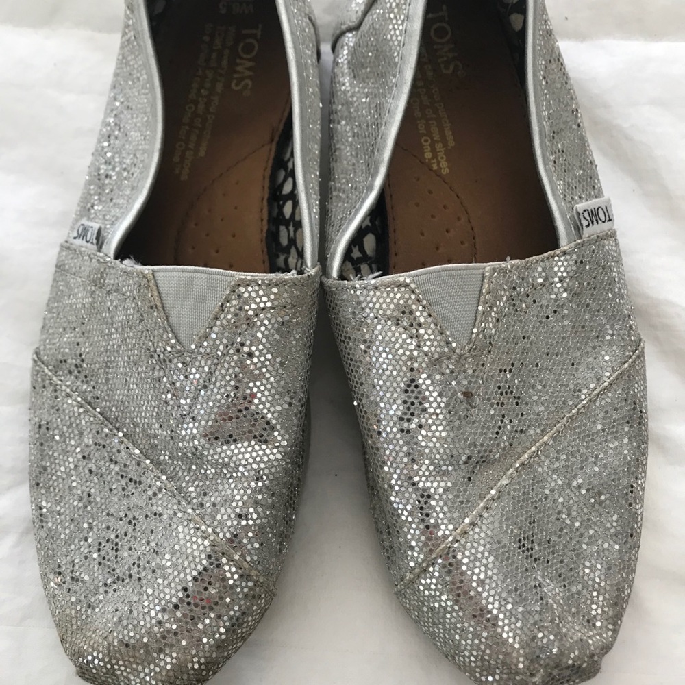 Tom’s silver shoe